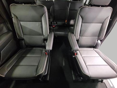 Used 2024 Chevrolet Suburban Premier image 23