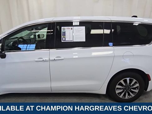 Used 2023 Chrysler Pacifica Touring-L FWD image 7