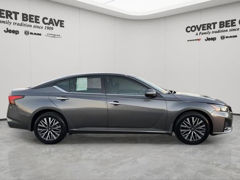 Used 2023 Nissan Altima 2.5 SV image 11