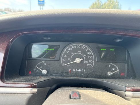 Used 2005 Lincoln Town Car Signature image 6