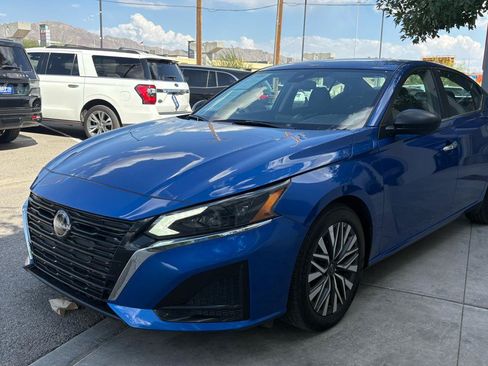 Used 2025 Nissan Altima 2.5 SV FWD image 11