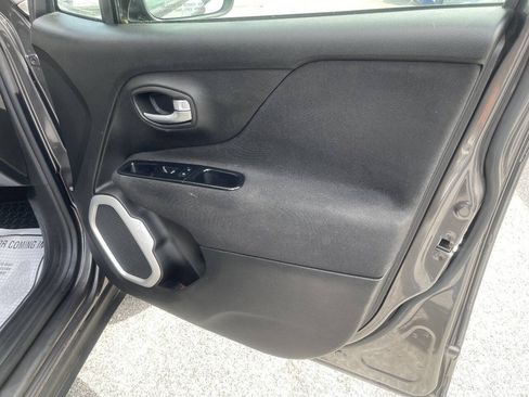 Used 2018 Jeep Renegade Latitude AWD/4WD image 28