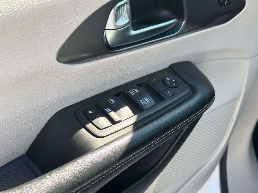 Used 2023 Chrysler Pacifica Touring-L FWD image 17