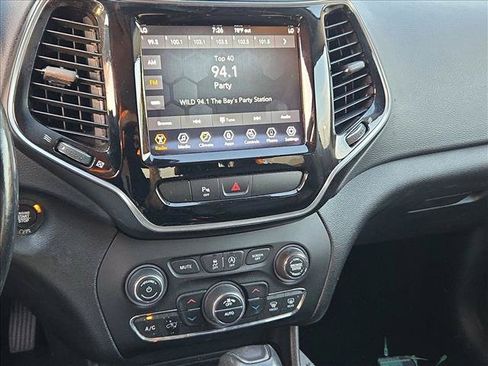 Used 2019 Jeep Cherokee Limited FWD image 13