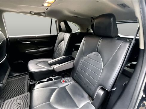 Used 2021 Toyota Highlander XLE AWD/4WD image 20