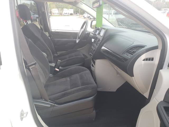 Used 2018 Dodge Grand Caravan SE w/ UConnect Hands-Free Group FWD image 17
