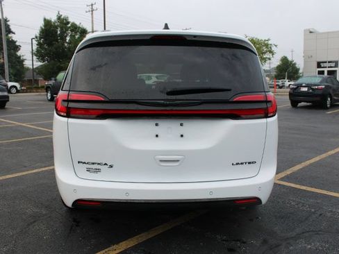 Used 2024 Chrysler Pacifica Limited w/ S Appearance Package FWD image 6