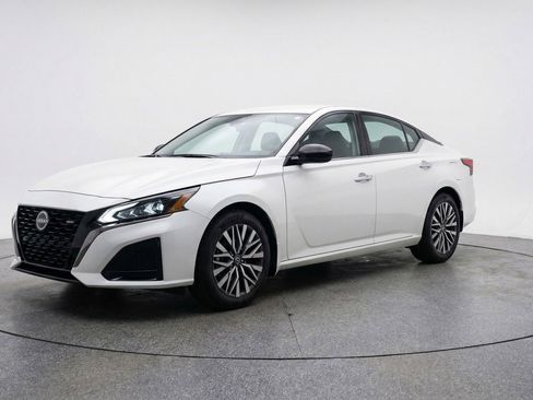 Used 2025 Nissan Altima 2.5 SV image 3