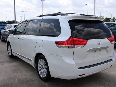 Used 2014 Toyota Sienna Limited w/ Limited Premium Package FWD image 6