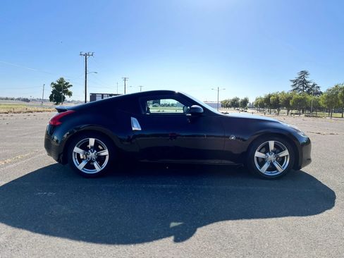 Used 2009 Nissan 370Z Coupe RWD image 4