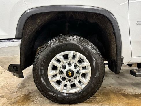 Used 2024 Chevrolet Silverado 2500 LT AWD/4WD image 9