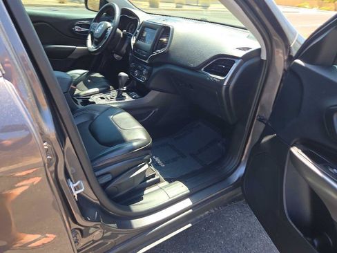 Used 2019 Jeep Cherokee Latitude Plus w/ Comfort/Convenience Group FWD image 22