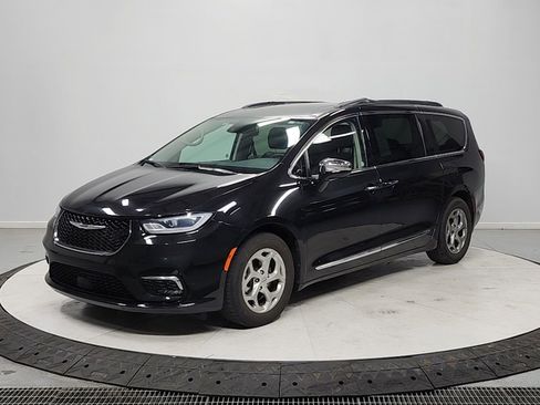 Used 2023 Chrysler Pacifica Limited FWD image 3