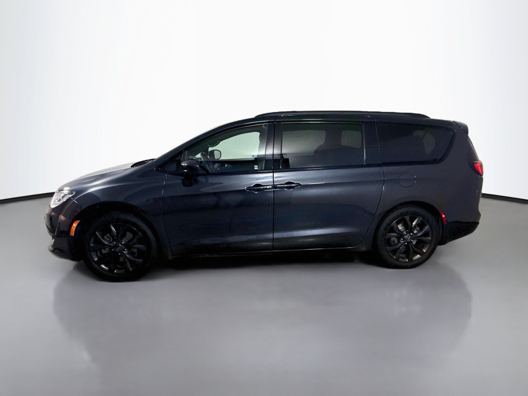 Used 2020 Chrysler Pacifica Touring-L w/ S Appearance Package FWD image 4