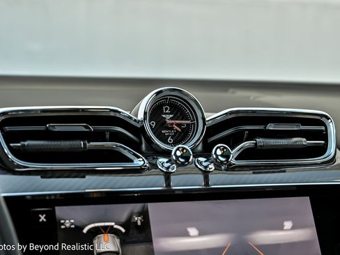 Used 2024 Bentley Bentayga image 46