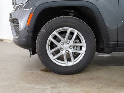 Used 2023 Jeep Grand Cherokee Laredo X image 16