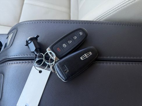 Used 2013 Lincoln MKT FWD image 24