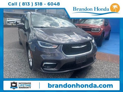 Used 2023 Chrysler Pacifica Touring-L FWD image 1