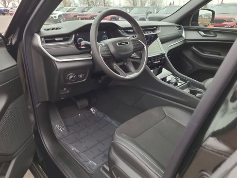 New 2025 Jeep Grand Cherokee Altitude image 10