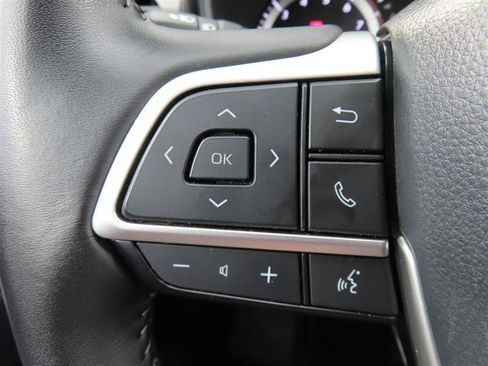 Used 2025 Toyota Highlander LE FWD image 20