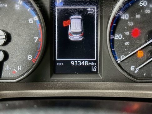 Used 2018 Toyota RAV4 LE FWD image 12