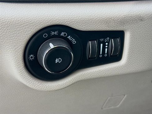 Used 2023 Chrysler Pacifica Limited FWD image 8