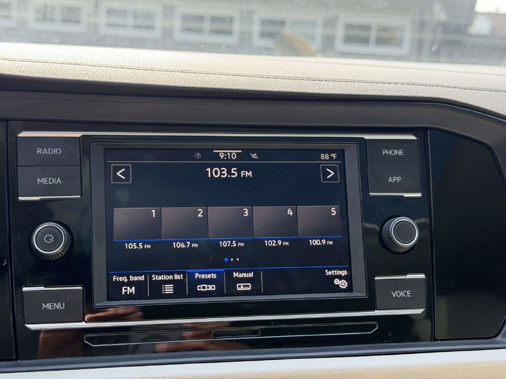 Used 2024 Volkswagen Jetta SE w/ Panoramic Sunroof Package FWD image 3
