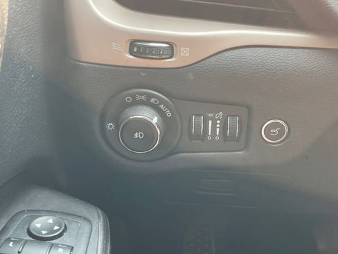 Used 2014 Jeep Cherokee Limited FWD image 25