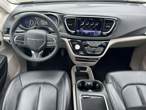 Used 2023 Chrysler Pacifica Touring-L FWD image 14