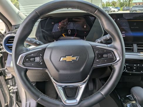 Used 2025 Chevrolet Trax LT w/ LT Convenience Package FWD image 29