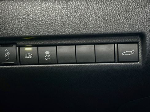 Used 2022 Toyota Venza XLE AWD/4WD image 16