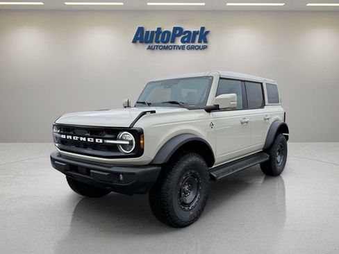 New 2025 Ford Bronco Outer Banks w/ Sasquatch Package AWD/4WD image 3