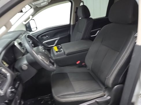 Used 2018 Nissan Titan SV image 29