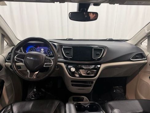 Used 2020 Chrysler Pacifica Touring-L Plus w/ Tire & Wheel Group FWD image 4