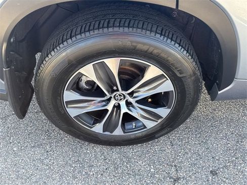 Used 2022 Toyota Highlander XLE image 37