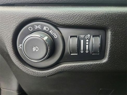 Used 2019 Chrysler Pacifica Touring Plus w/ Advanced Safetytec Group image 27