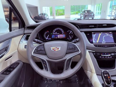 Used 2017 Cadillac XT5 Luxury w/ Driver Awareness Package FWD image 21