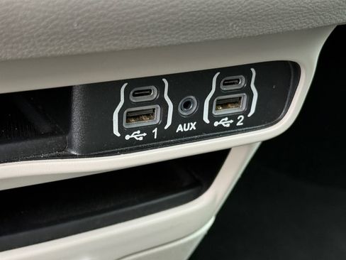 Used 2024 Chrysler Pacifica Touring-L FWD image 36