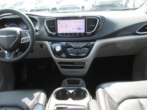 Used 2023 Chrysler Pacifica Touring-L FWD image 14