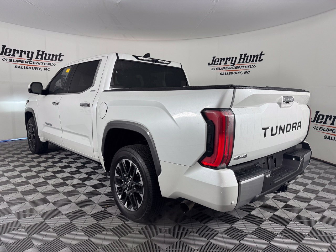Used 2025 Toyota Tundra Limited AWD/4WD image 9