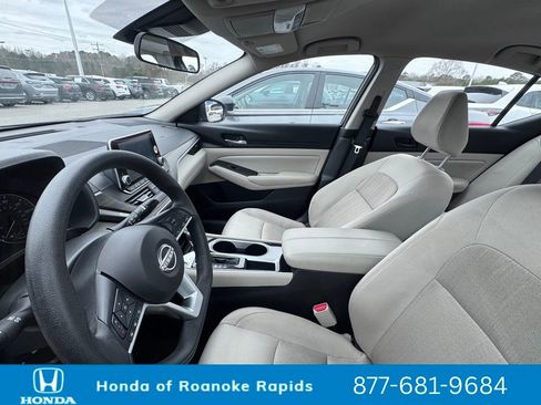 Used 2024 Nissan Altima 2.5 SV image 6