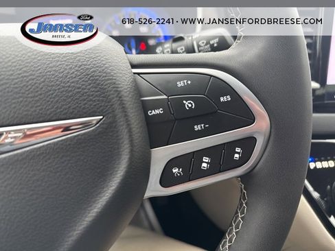 Used 2024 Chrysler Pacifica Touring-L image 14