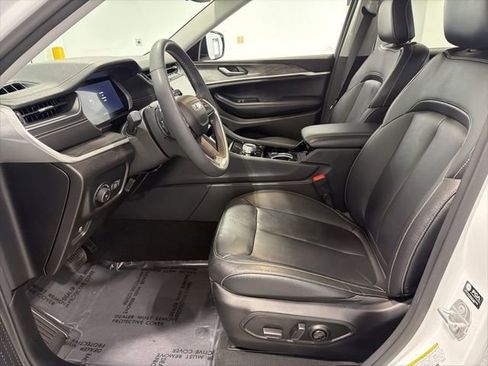 Used 2023 Jeep Grand Cherokee Limited w/ Black Appearance Package AWD/4WD image 9