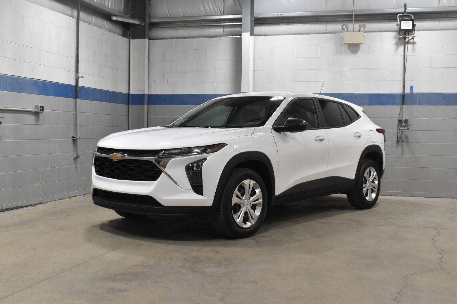 Used 2024 Chevrolet Trax LS FWD image 2
