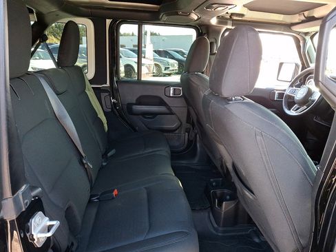 Used 2018 Jeep Wrangler Unlimited Sahara image 15