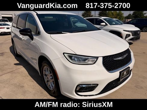 Used 2025 Chrysler Pacifica Select FWD image 5