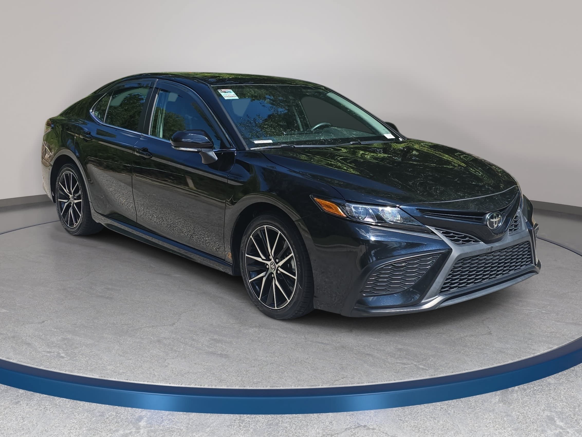 Used 2024 Toyota Camry SE FWD image 3