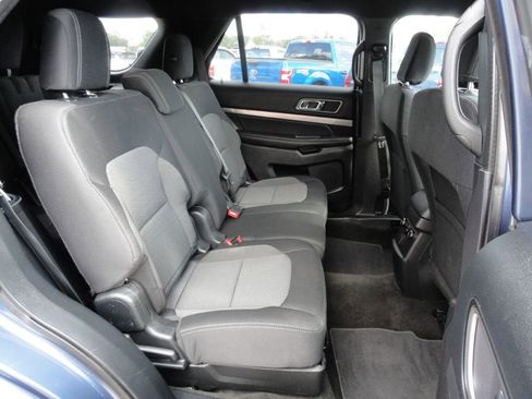 Used 2018 Ford Explorer XLT image 7