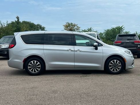 Used 2023 Chrysler Pacifica Touring-L FWD image 45
