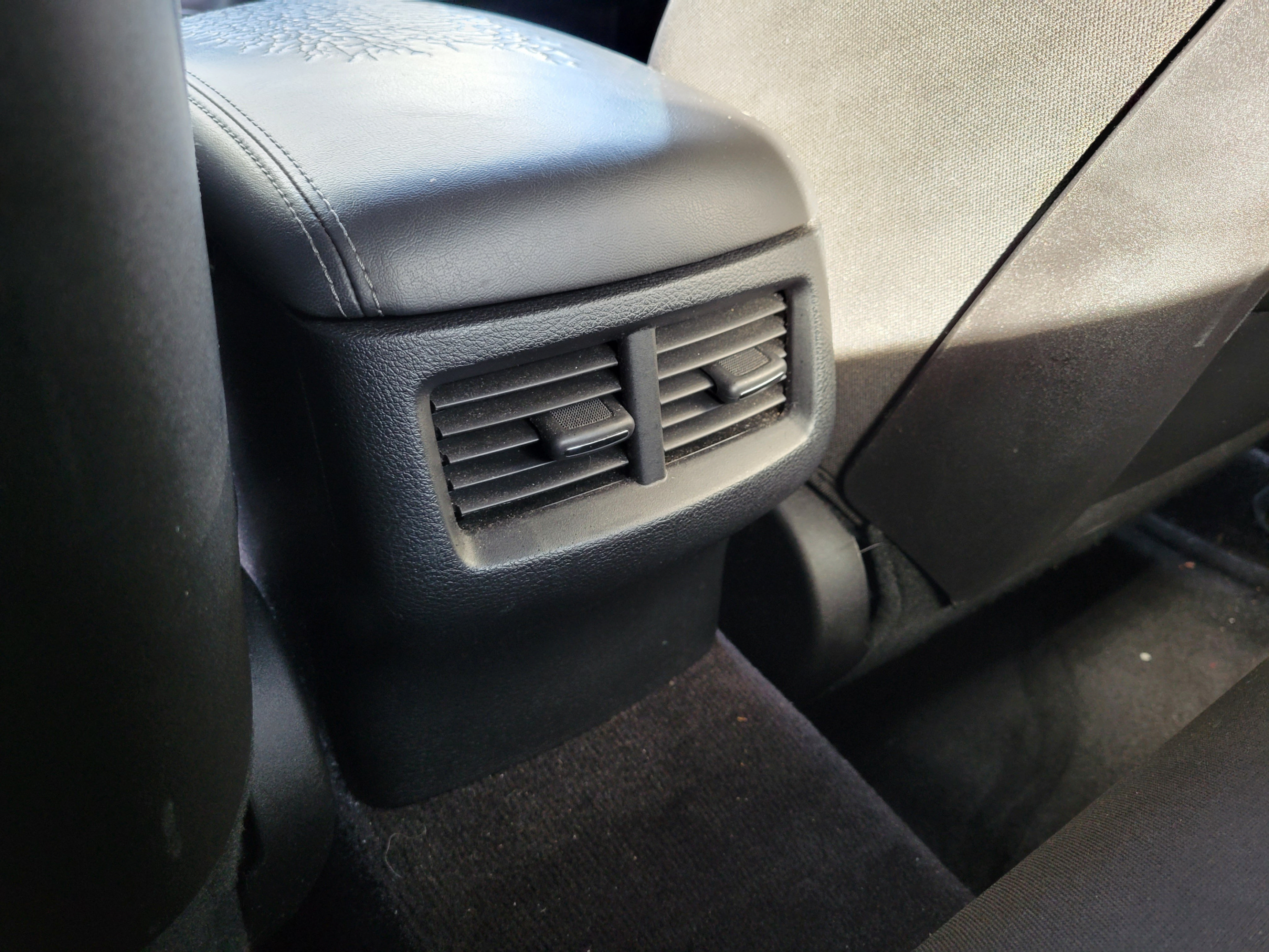Used 2016 Dodge Challenger SXT RWD image 12
